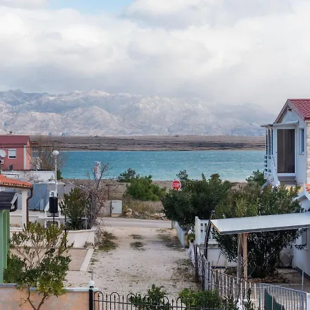 Quaint In With Sea Nearby *