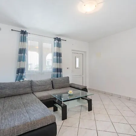 Quaint In With Sea Nearby *